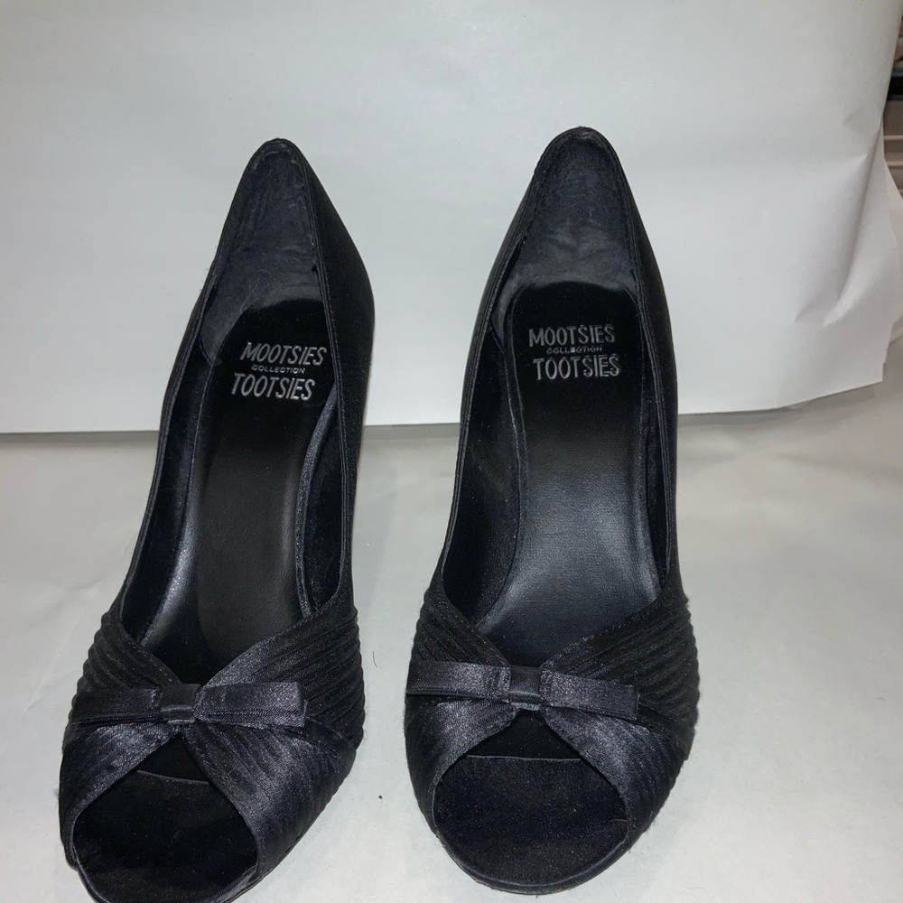 Not for sale Mootsies Tootsies Ladies satin heels with bow